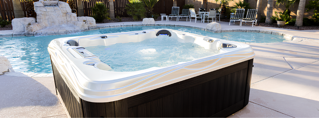 Image d'un spa Caldera au bord d'une piscine
