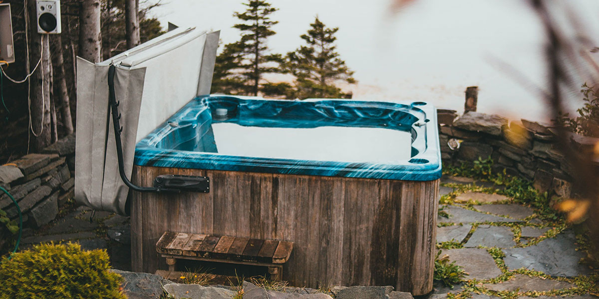 Capot moteur de spa ouvert montrant pompe, rechauffeur et composants électroniques