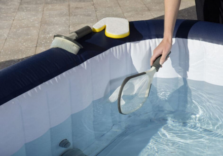 Nettoyage de la moisissure sur un spa gonflable